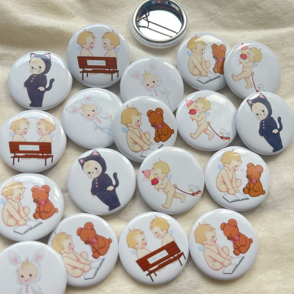 Brandy Melville Baby Pins🤍